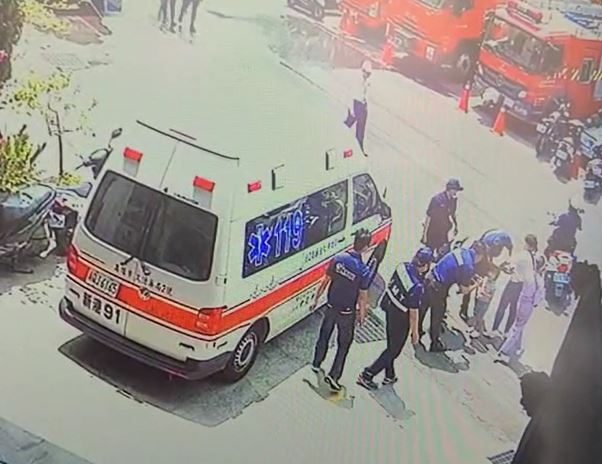 大甲媽新港進香繞境，一名4歲女童及兩名婦女遭爆竹餘焰灼傷。 圖：嘉義縣消防局/提供