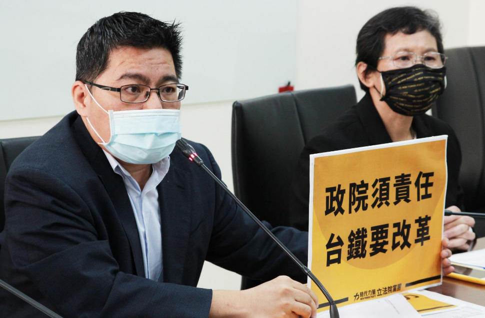 立院時力黨團今召開「還有多少李義祥們？強化採購肅貪法治，立即修法別再拖延」記者會。 圖:時力提供