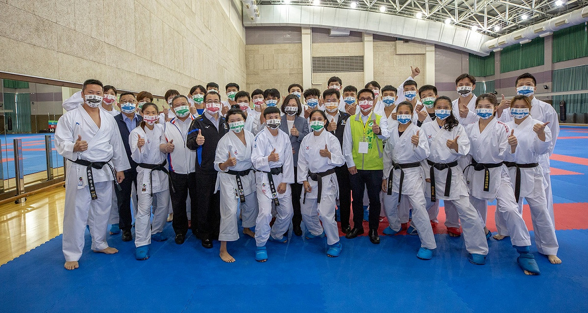 總統蔡英文今（13）日下午前往高雄國訓中心為選手打氣 圖：總統府提供