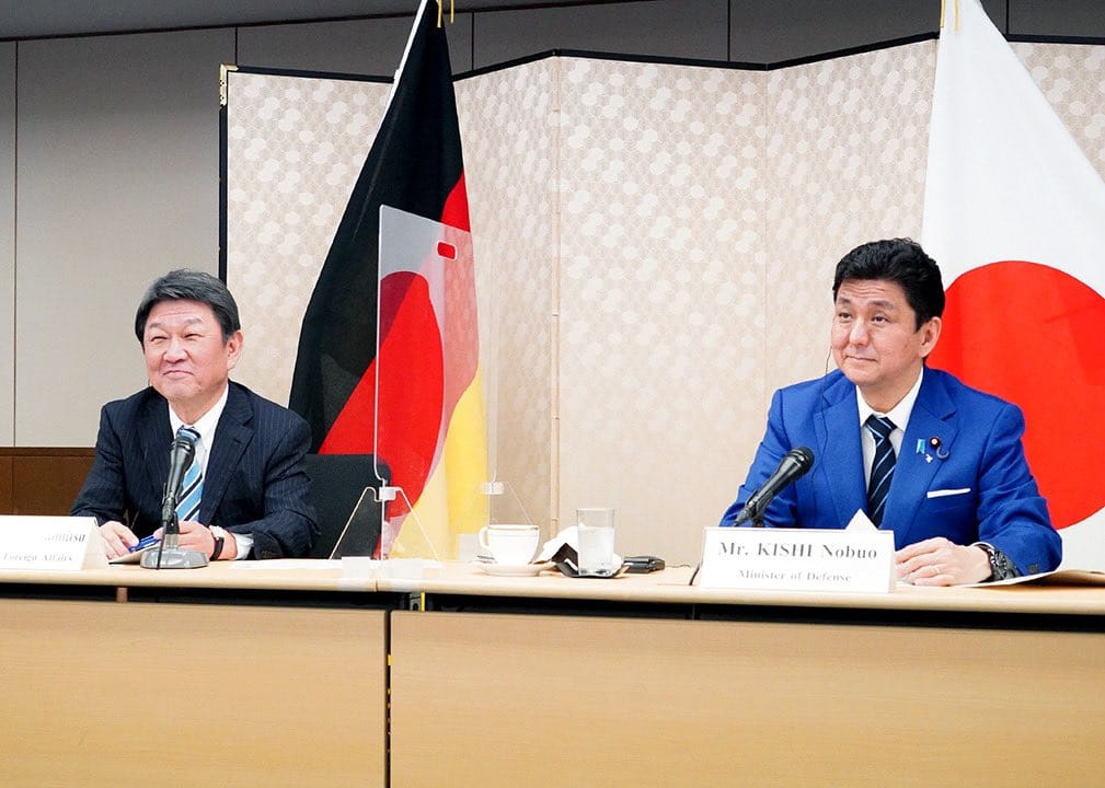 日本外務大臣茂木敏充（左）與防衛大臣岸信夫（右）今天與德國外長、防長舉行視訊會談 圖：翻攝自茂木敏充推特