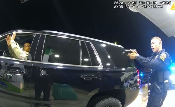2名員警持槍對準納薩里奧，跳針狂喊矛盾的命令。 圖：翻攝YouTube The Virginian-Pilot