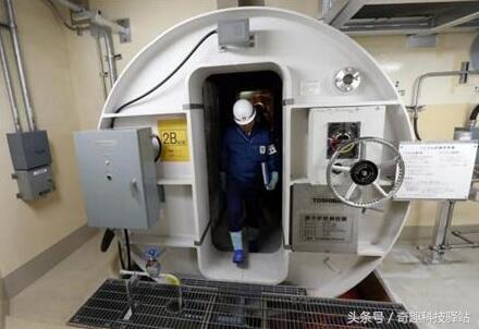 柏崎-刈羽核電廠的一名工人進入6號防護堆強混泥土包封容器。 圖 : 翻攝自頭條號 / 寄趣科技驛站