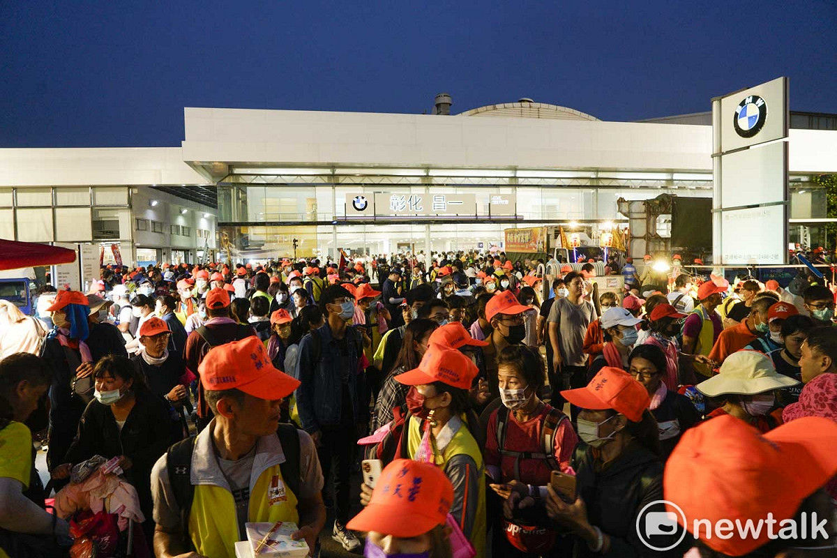 前往北港朝天宮進香白沙屯媽祖駐駕在銷售BMW汽車的彰化昌一汽車公司，進香客和當地信眾擠爆彰化昌一汽車內外。 圖：張良一/攝