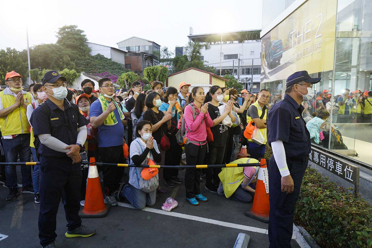 進香客在白沙屯媽祖駐駕的彰化昌一汽車外，向白沙屯媽祖祈福。 圖：張良一/攝