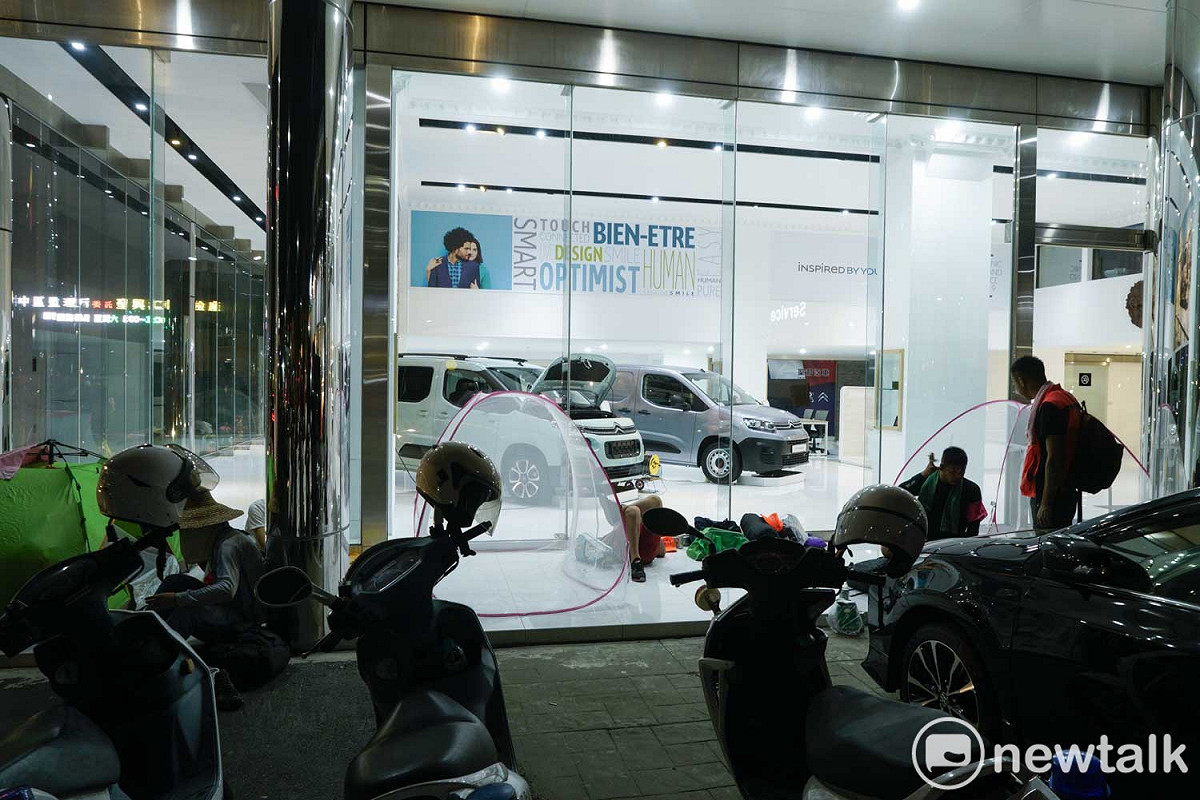 賣法國汽車的聖和汽車並沒有開放展示間讓進香客休息睡覺，不過進香客還是可以在展示間外搭帳篷睡覺。 圖：張良一/攝