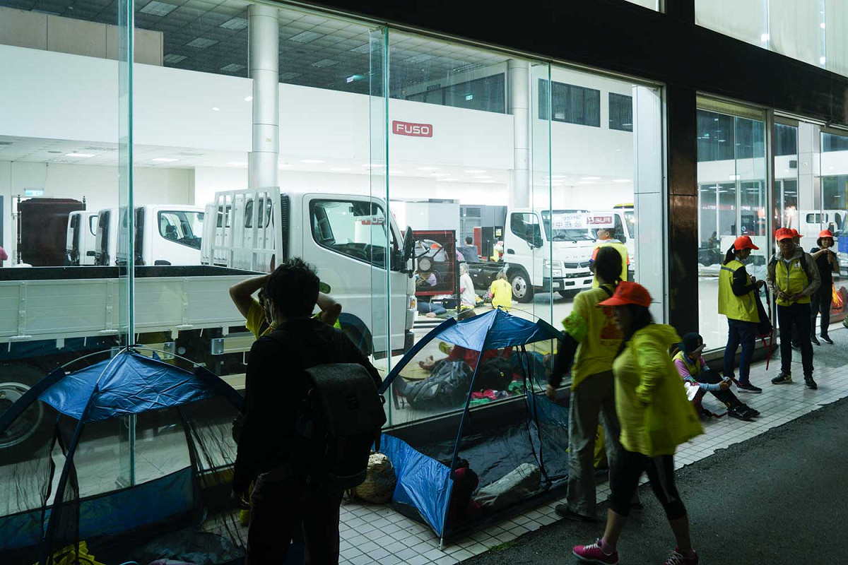 賣Fuso貨車的裕益汽車將展示車裡裡外外都開放給進香客休息睡覺。 圖：張良一/攝