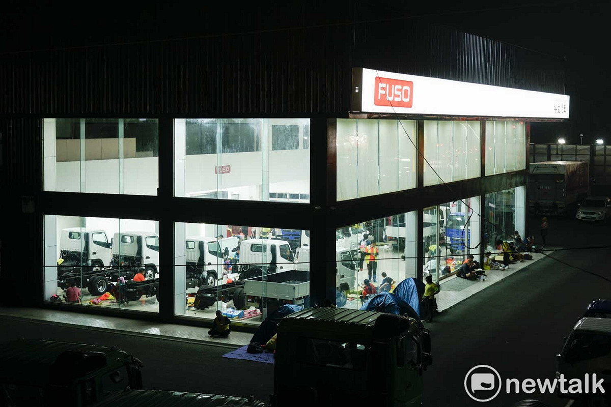 賣Fuso貨車的裕益汽車將展示車裡裡外外都開放給進香客休息睡覺。 圖：張良一/攝