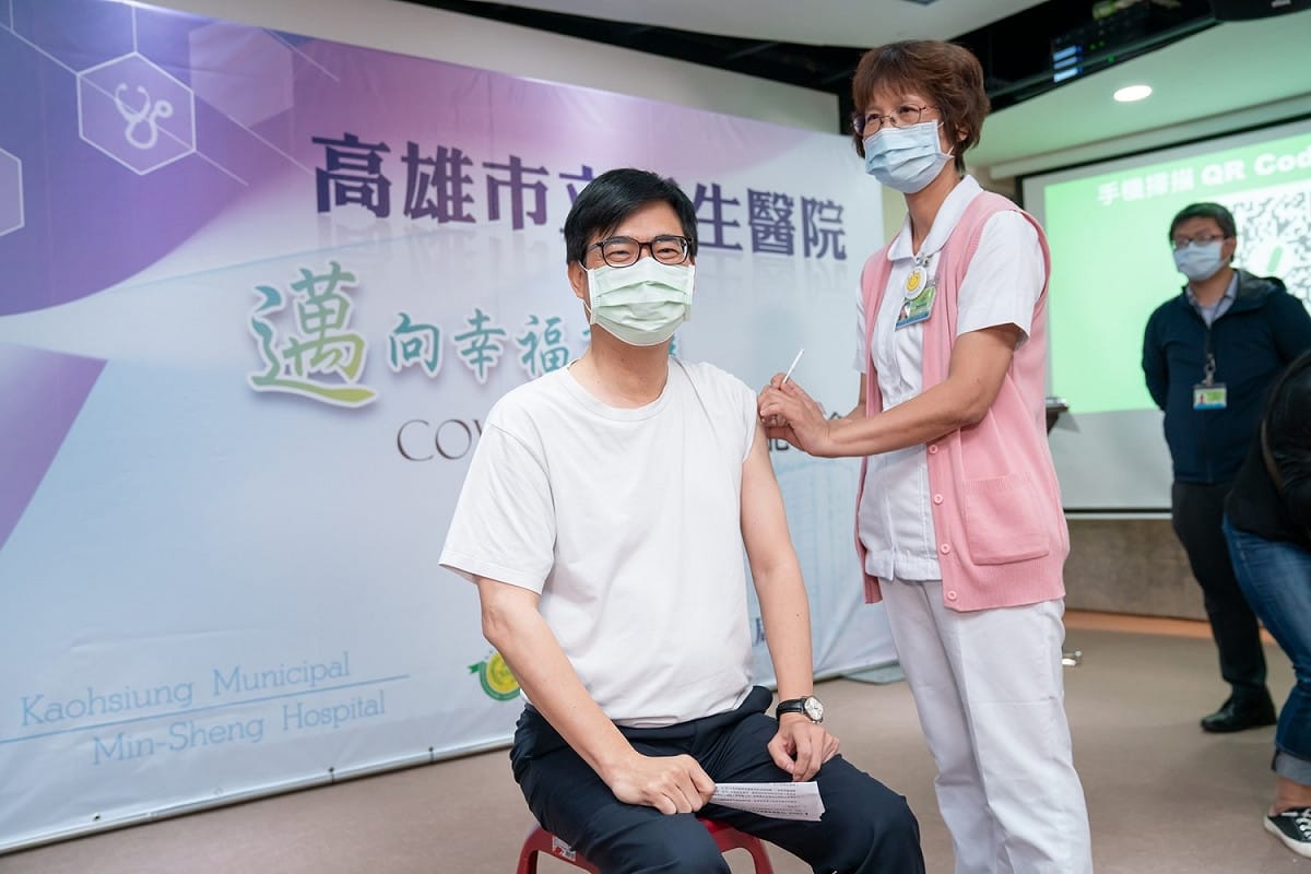 陳其邁(左)接種COVID-19疫苗。 圖：高雄市政府/提供