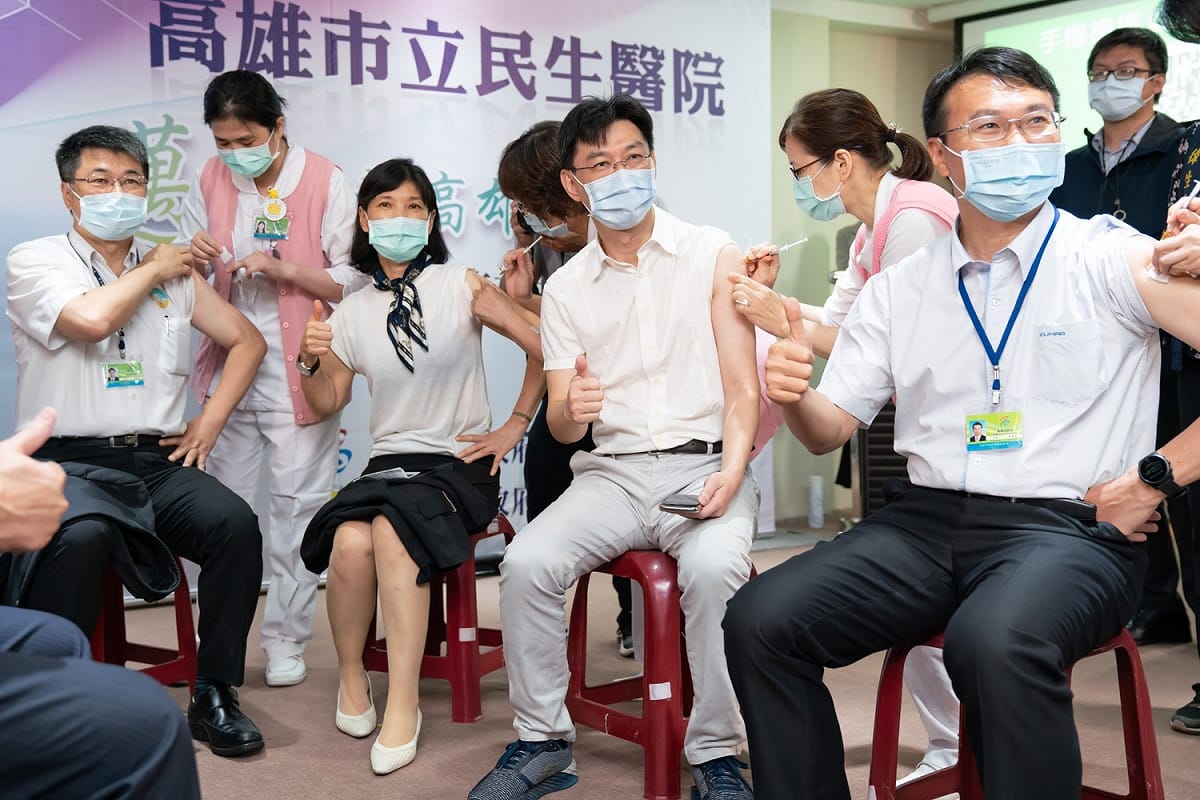 高市府局處首長隨陳其邁施打COVID-19疫苗。 圖：高雄市政府/提供