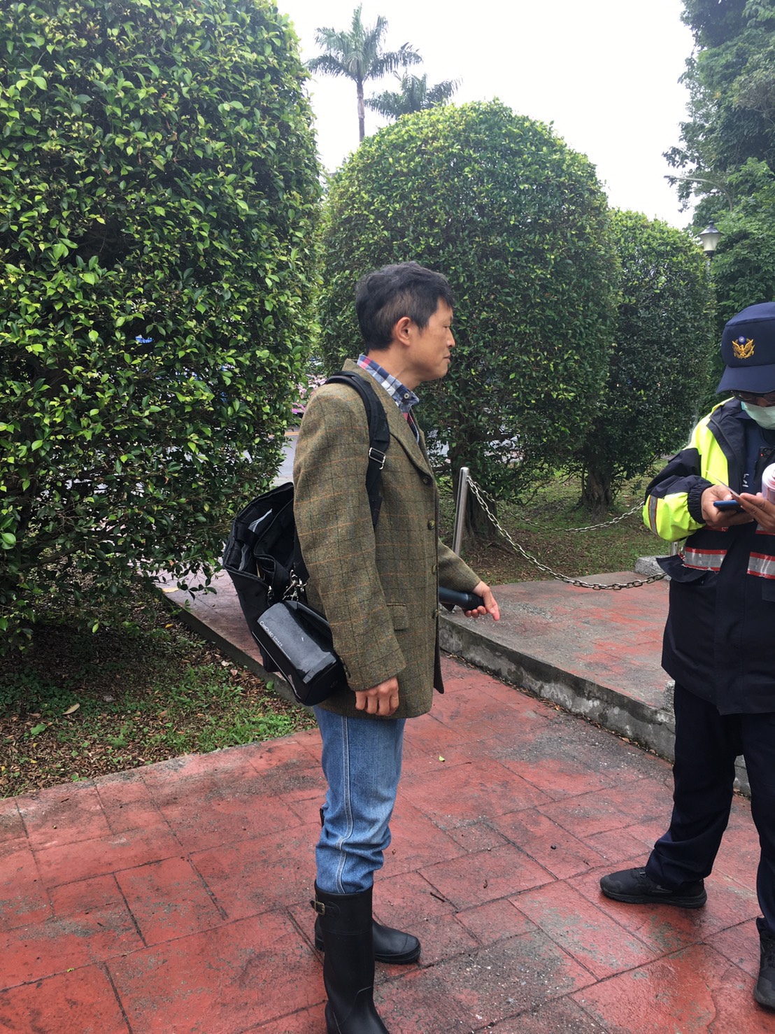 台灣國辦公室主任陳峻涵今（14）日前往胡適國小門口前的蔣銅像壓克力板上，以紅色噴漆寫上「殺人魔王」、「世紀屠夫」字樣抗議，被南港分局舊莊派出所警方帶回偵訊，等待移送中。 圖：台灣國辦公室提供