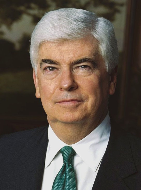 應美國總統拜登的要求，前美國參議員克里斯·陶德（Chris Dodd）和兩位前常務副國務卿理查·阿米塔吉（Richard Armitage）和詹姆斯·史坦伯格（James Steinberg）抵達臺灣訪問。 圖 : 翻攝自simple.wikipedia.org