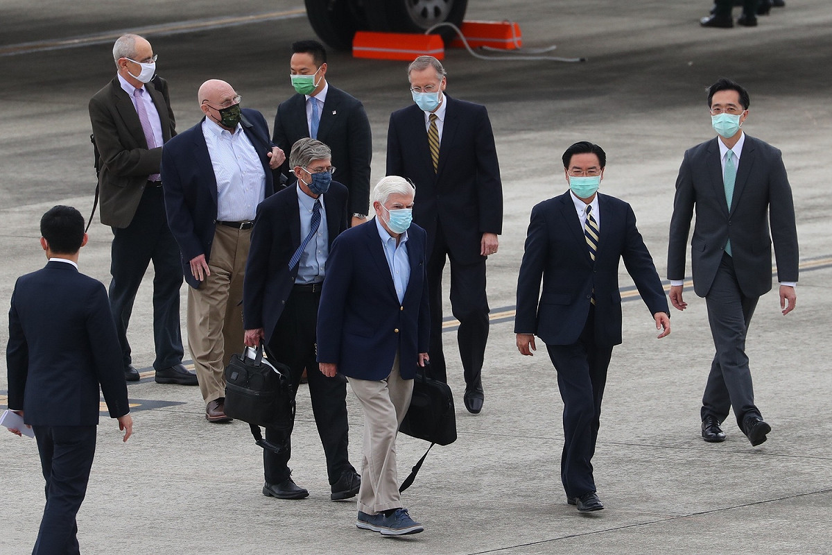 美國總統拜登摯友、前參議員陶德（右3）率團訪台，外交部長吳釗燮（右2）親自接機。 圖：外交部／提供