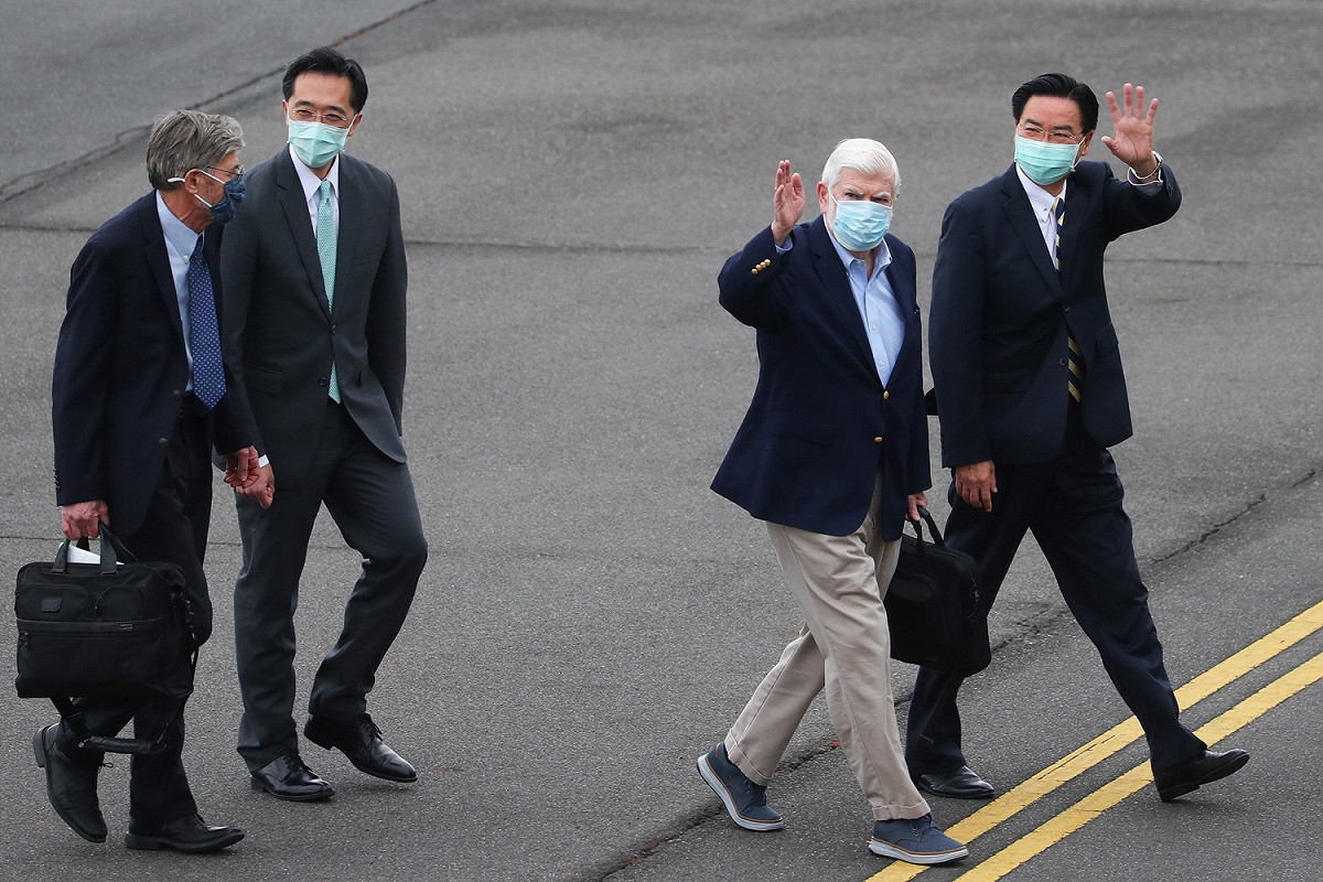 美國前參議員陶德（右2）13日率訪問團搭乘專機順利飛抵松山機場，訪台成員包含前副國務卿史坦柏格（左）等人，外交部長吳釗燮（右）、北美司長徐佑典（左2）等人親往接機。 圖：外交部提供