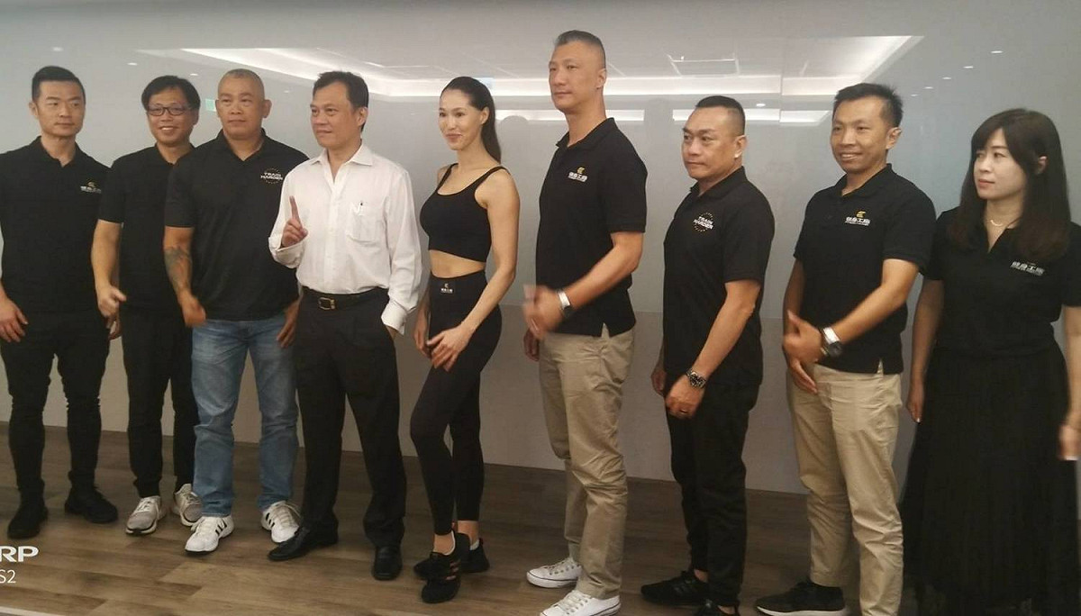 健身工廠董事長陳尚義(左四)與經營團隊。 圖：孫家銘/攝