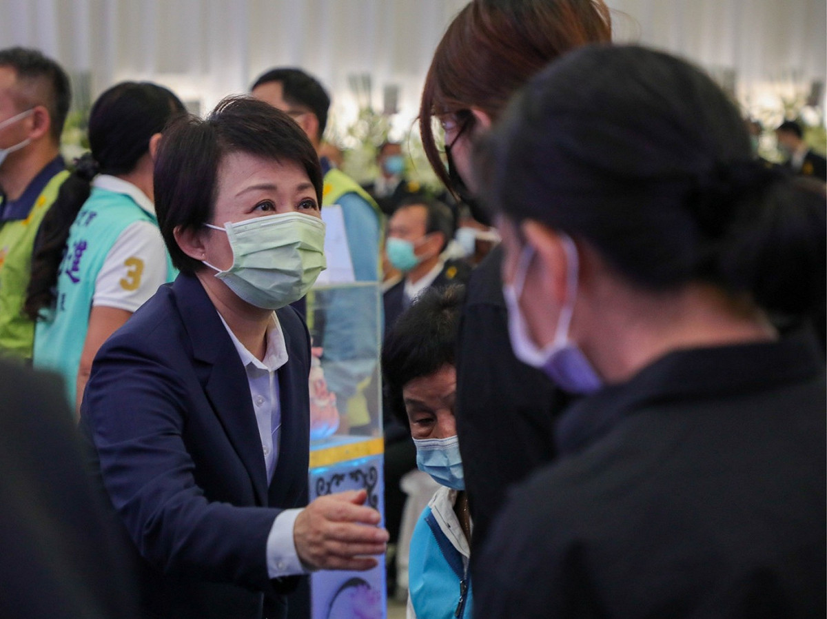 台中市長盧秀燕出席袁淳修告別式向家屬致意。 台中市政府/提供