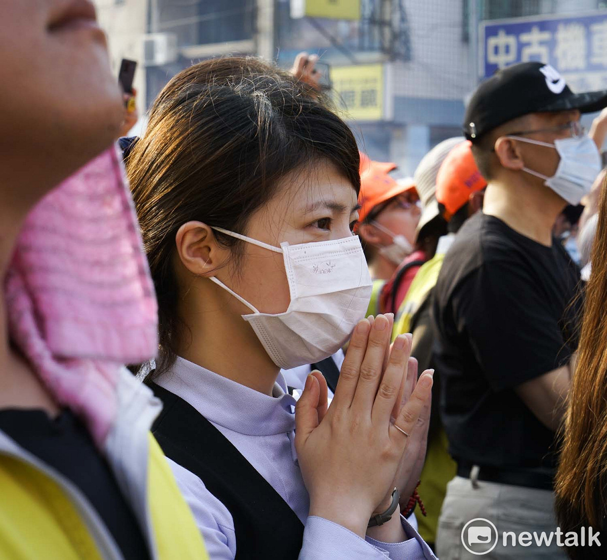 彰化市的一位民眾雙手合十恭迎往北港朝天宮進香的白沙屯媽祖。 圖：張良一/攝