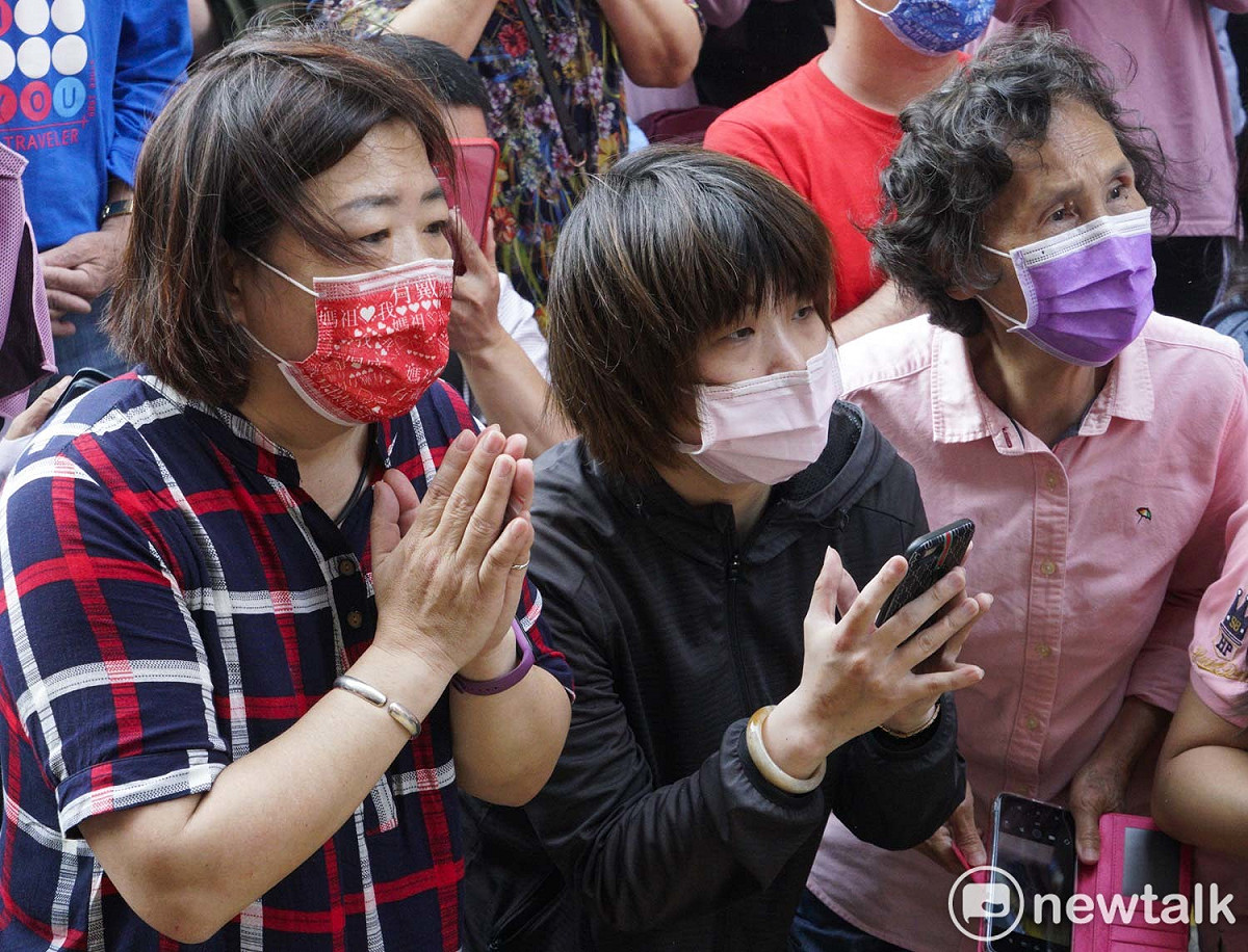 往北港朝天宮進香的白沙屯媽祖在彰化市陽光綠地大廈停駐休息時，一些住戶跪在鑾轎前向媽祖參拜祈福。 圖：張良一/攝