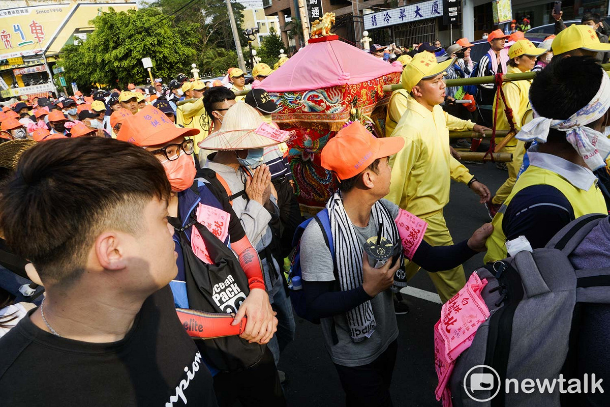 白沙屯媽祖往北港朝天宮進香，有「粉紅超跑」暱稱的鑾轎快速通過彰化市中山路，數以萬計的香燈腳緊跟鑾轎相隨。 圖：張良一/攝（資料照片）