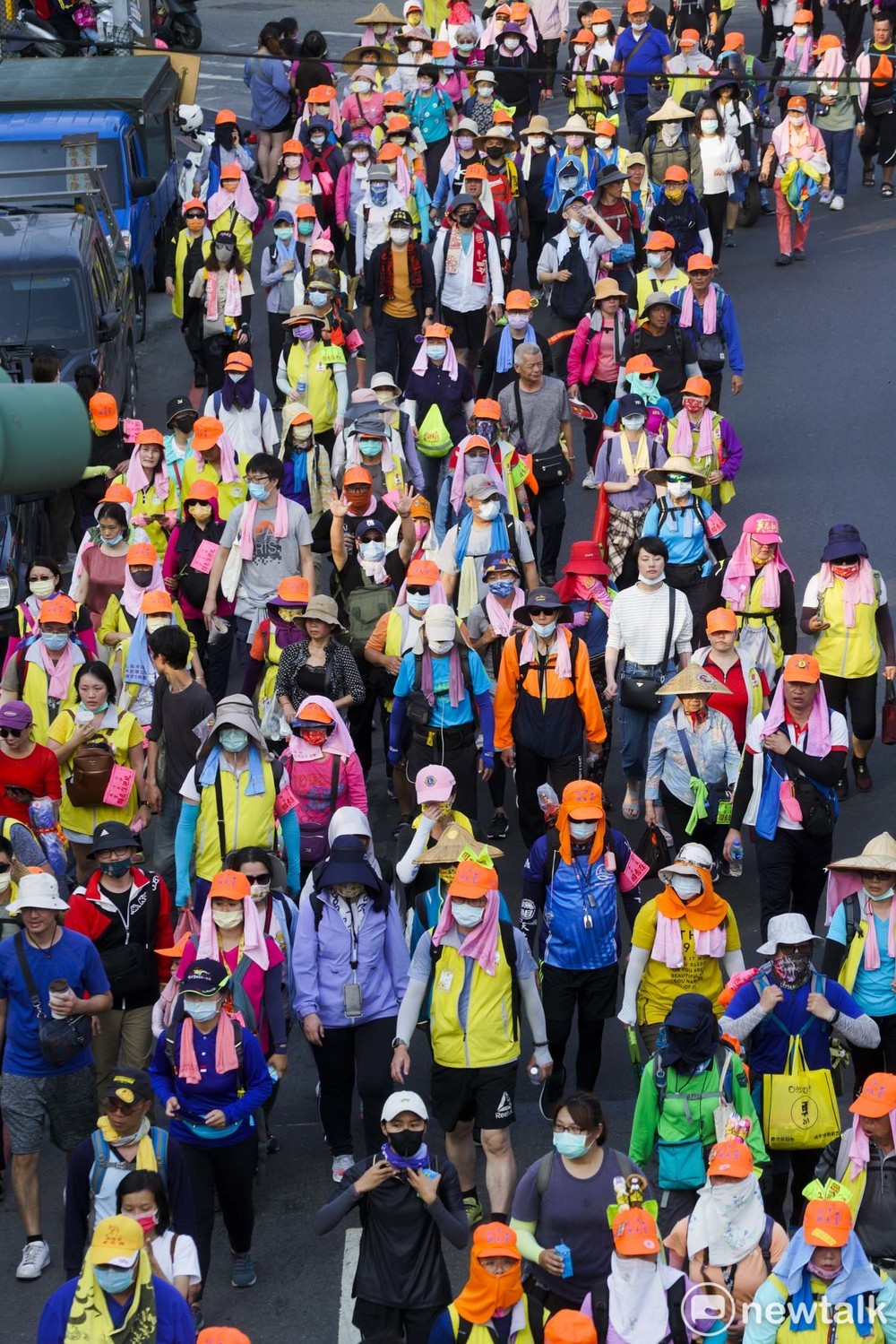 數以萬計的白沙屯媽祖的香燈腳跟隨媽祖往北港朝天宮進香，香客和車輛組成的進香隊伍擠爆了彰化市中山路，場面相當壯觀。 圖：張良一/攝