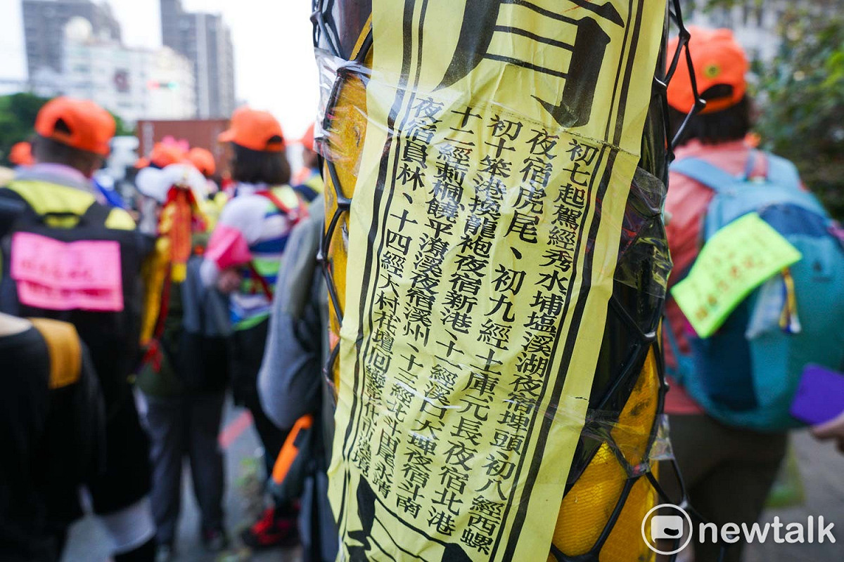 白沙屯媽祖往北港朝天宮進香的隊伍擠爆了彰化市的中山路，而路旁的電線桿上也貼著彰化南瑤宮的一張進香告示，大甲鎮瀾宮媽祖回鑾也將再度通過經過此地，凸顯出「三月迓媽祖」的盛況！ 圖：張良一/攝