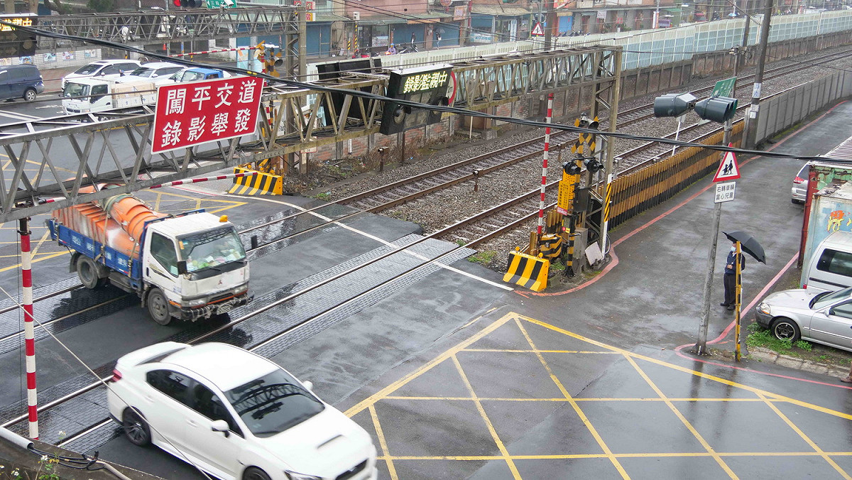 新北市長侯友宜籲台鐵加速完成軌道安全偵測系統。 圖：新北市交通局提供
