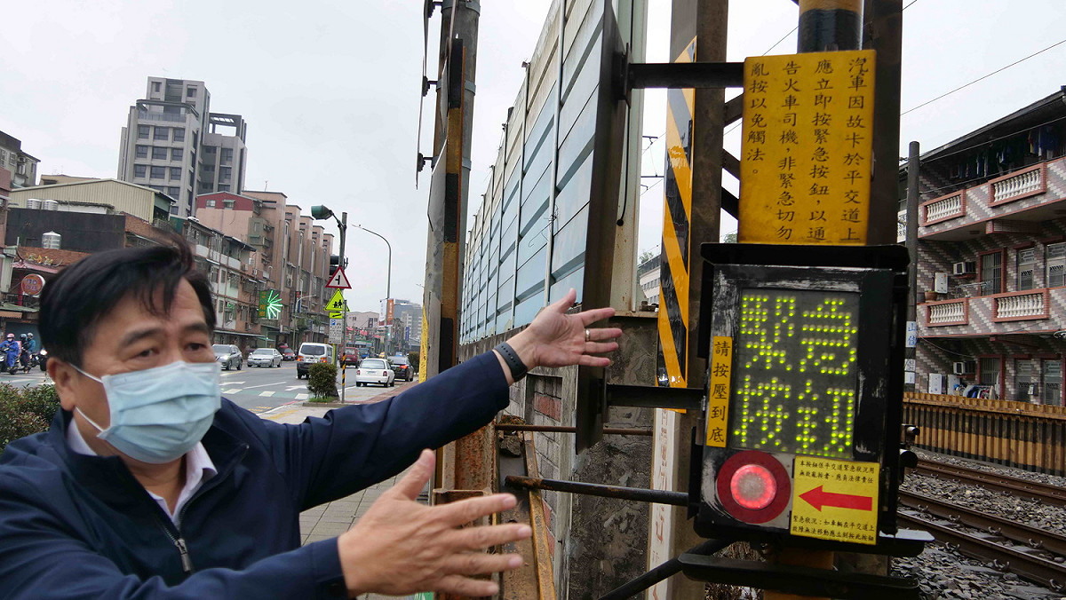 新北市交通局負責平交道鄰接周邊號誌、標誌標線巡檢補強，目前已全數現場設施確認正常運作。 圖：新北市交通局提供
