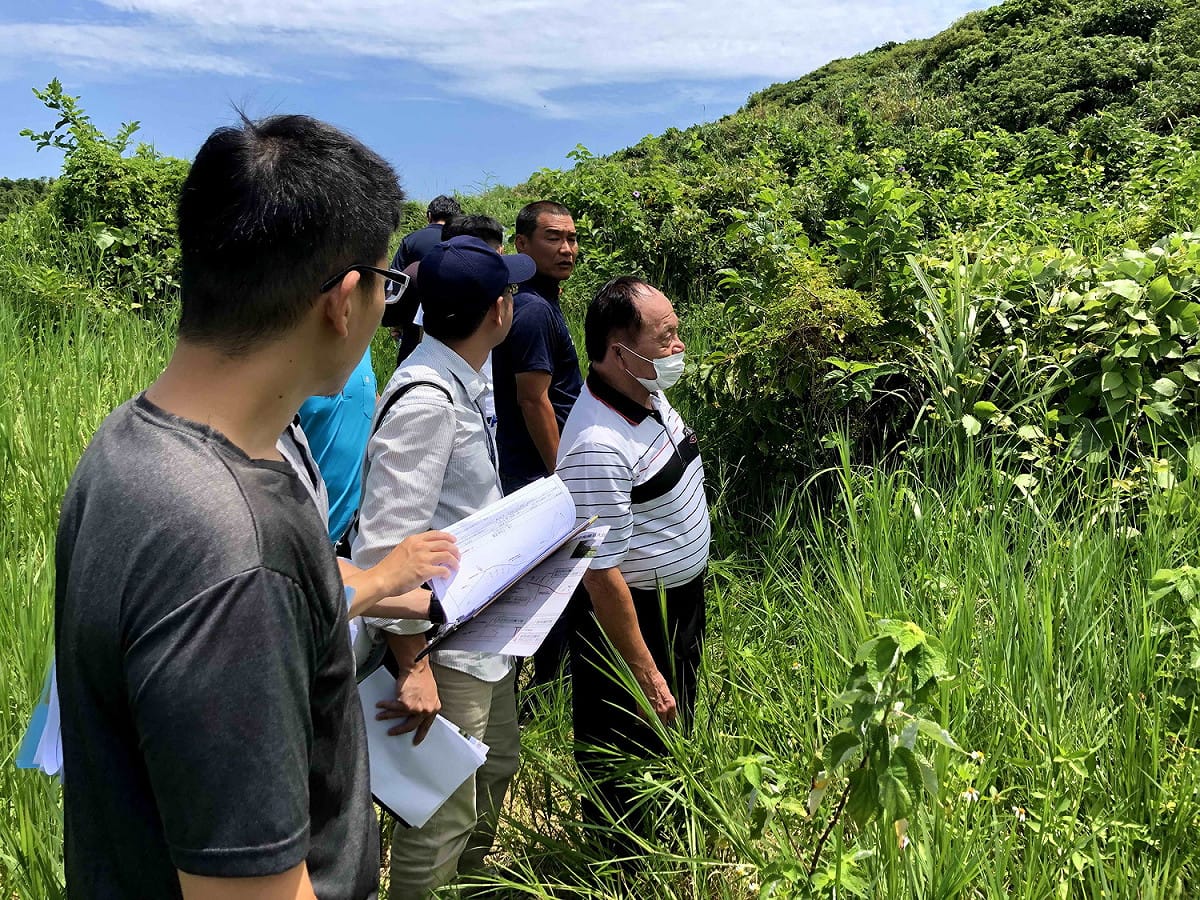 新北水利局會同里長至現場了解淹水情形。 圖：新北市水利局提供