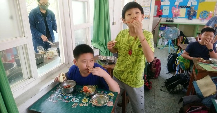 雲林縣北港鎮南陽國小14日的營養午餐出現龍蝦大餐。 圖：校方提供