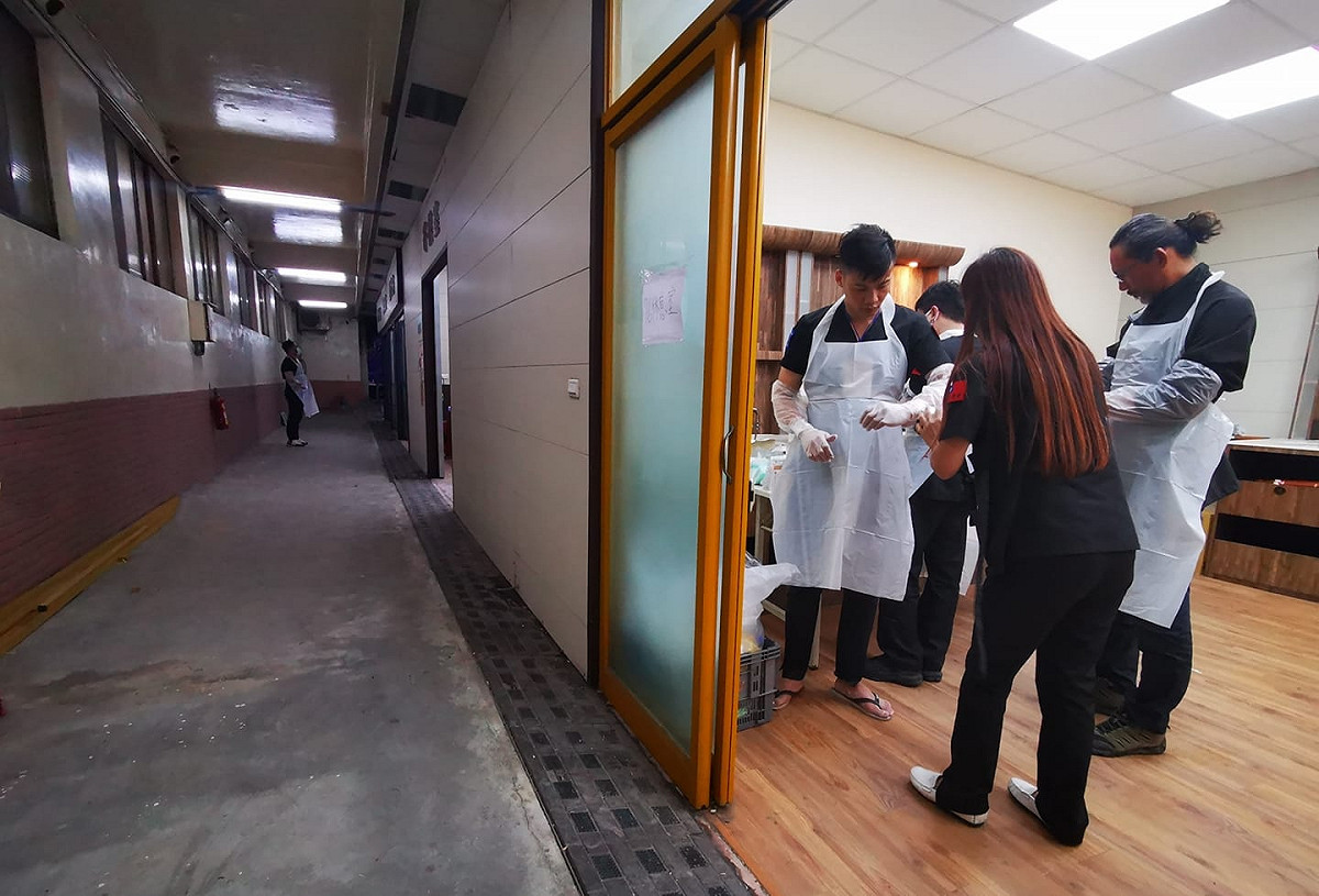 「76行者遺體美容修復團隊」義務支援台鐵太魯閣號罹難者遺體修復工作，不眠不休2星期。 圖：翻攝自76行者遺體美容修復團隊臉書