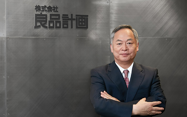 無印良品母公司良品計劃社長松崎曉被追問新疆血汗棉問題時，一再閃躲。 圖：翻攝自良品計畫