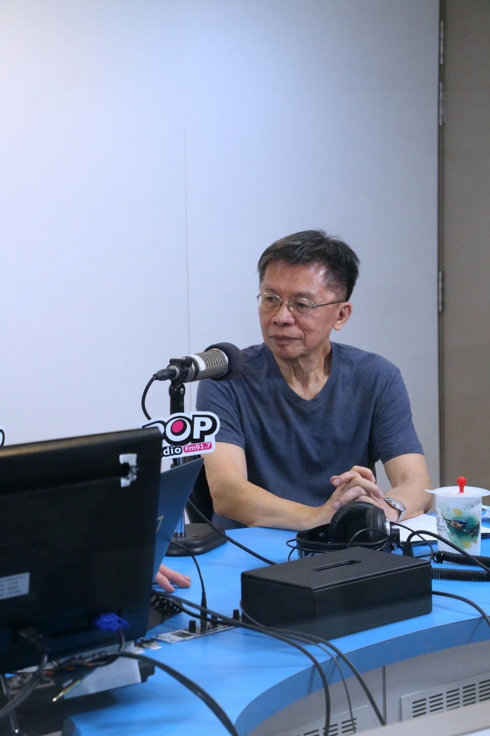 前立委沈富雄接受電台節目專訪。 圖：《POP撞新聞》/提供