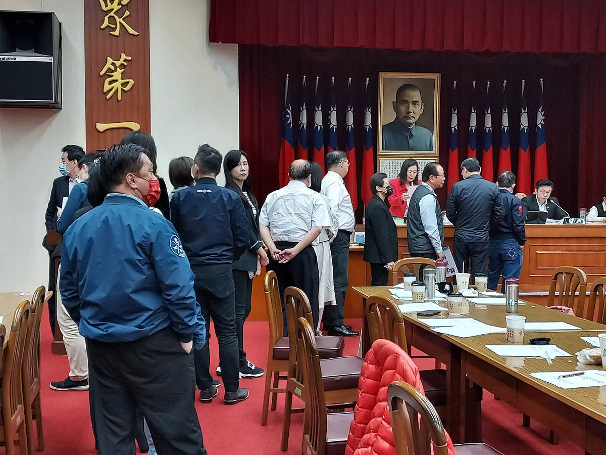 藍委9時排隊登記發言。 圖:陳佩君/攝