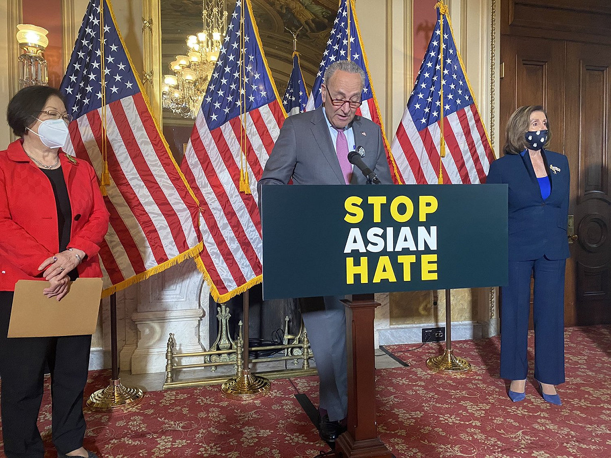 參議院多數黨領袖舒默（Chuck Schumer）日前曾公開喊話，他們的目標是希望「新冠病毒仇恨犯罪法案」可以在本週通過。 圖：翻攝自 Jason Donner推特