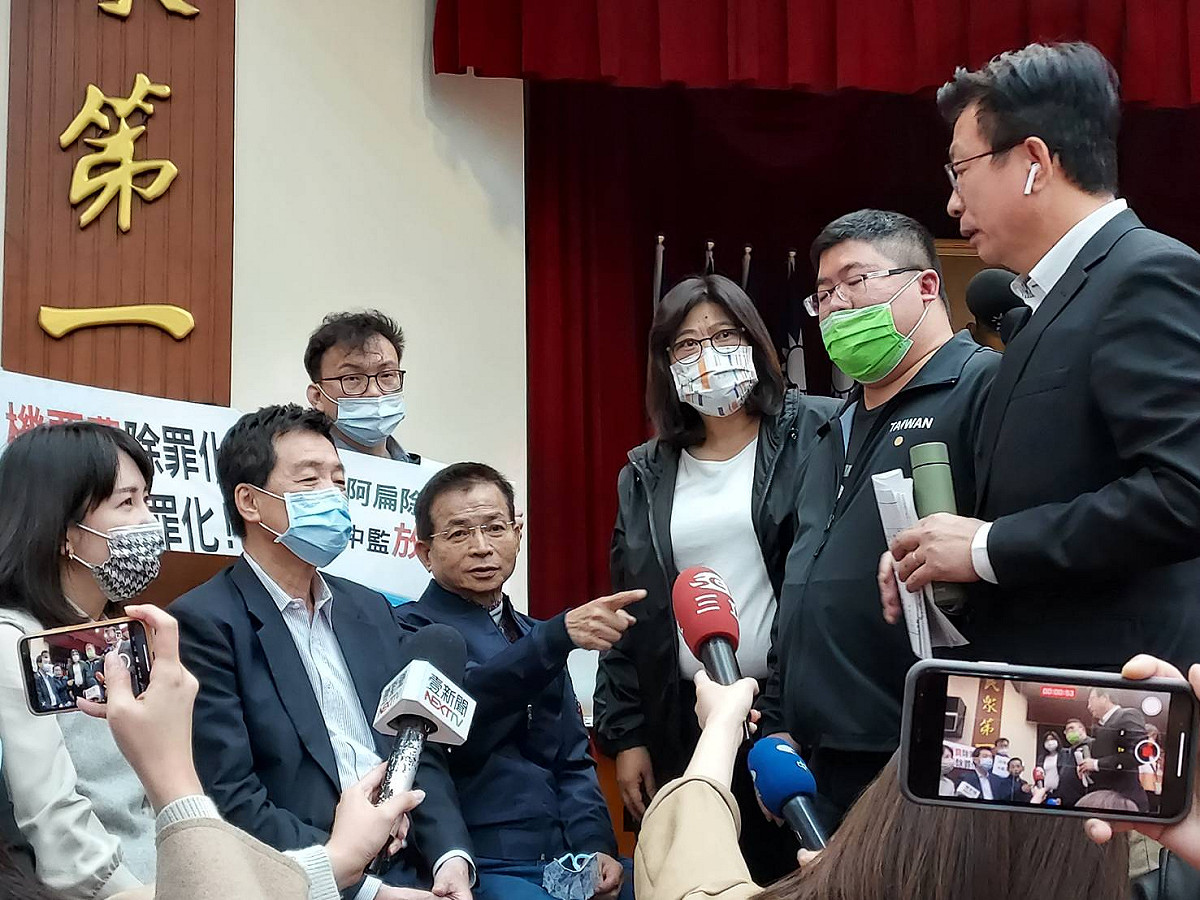 藍委杯葛發言台，民進黨立委郭國文、蔡易餘、王美惠上前溝通。 圖:陳佩君/攝