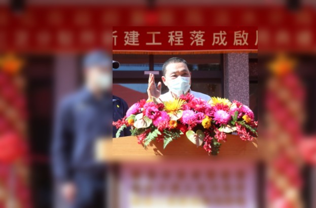 分駐所今年1月揭牌時，張姓所長還向新北市長侯友宜介紹廳舍。 圖：新北市政府提供