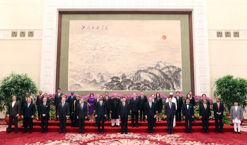 中國國家主席習近平（前排中）14日下午在人民大會堂接受29國新任駐華大使遞交國書，還對29國使節「喊話」。 圖：翻攝自中國政府網