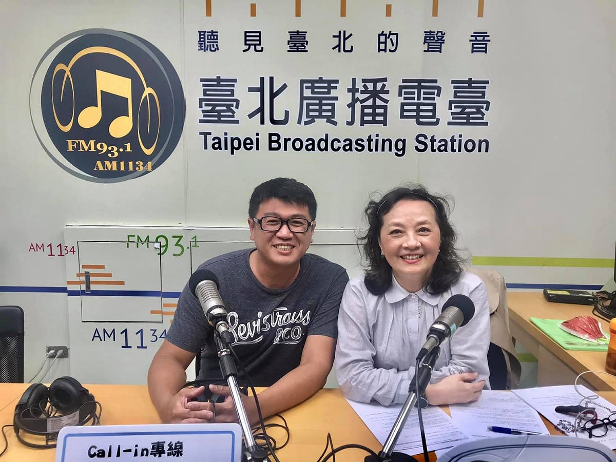 台北廣播電台節目「公民總主筆」主持人朱蕙蓉昨邀請民眾黨屏東縣東港服務區主任葉信興上節目。 圖：翻攝朱蕙蓉臉書