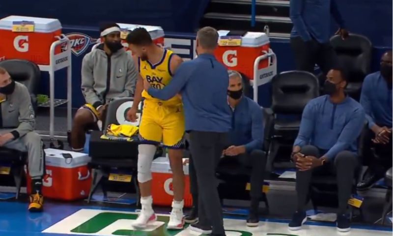 Curry想上場，卻被Kerr攔下。 圖／取自NBATV