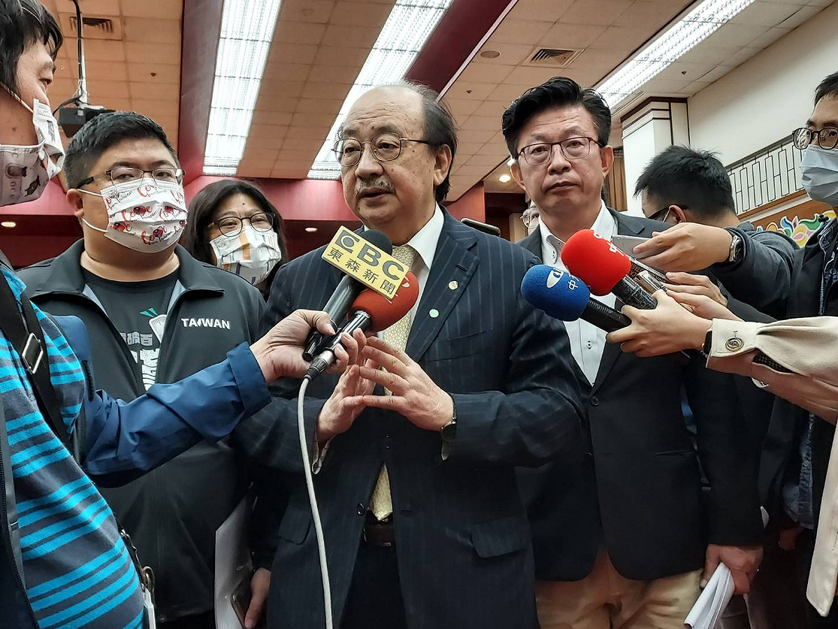 柯建銘會後接受媒體訪問，呼籲政治人物應面對此事。 圖:陳佩君/攝