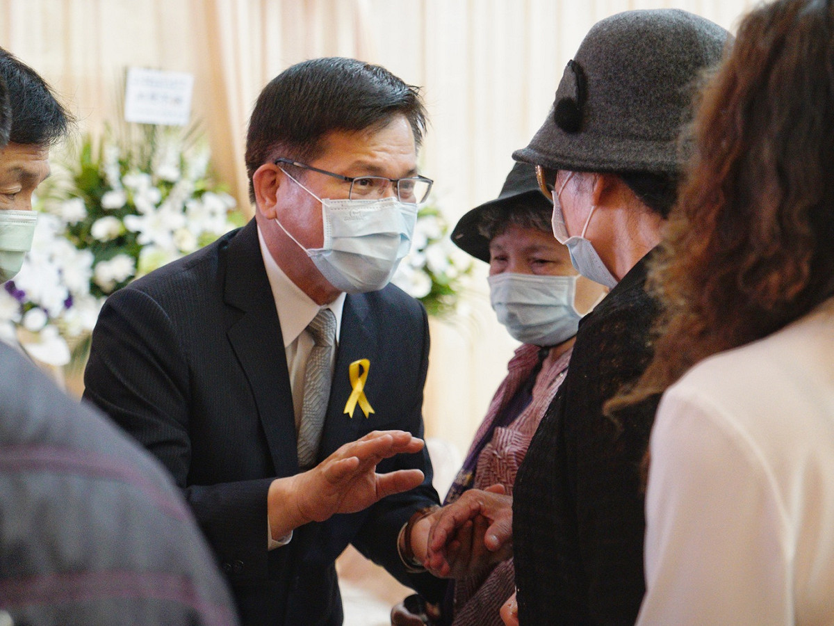 為台鐵太魯閣號事故負起政治責任並請辭獲准的交通部長林佳龍在台鐵0402台鐵408次列車事故聯合追思公祭，陪同罹難者家屬到公祭儀式最後，並擁抱、慰問罹難者家屬。 圖：張良一/攝