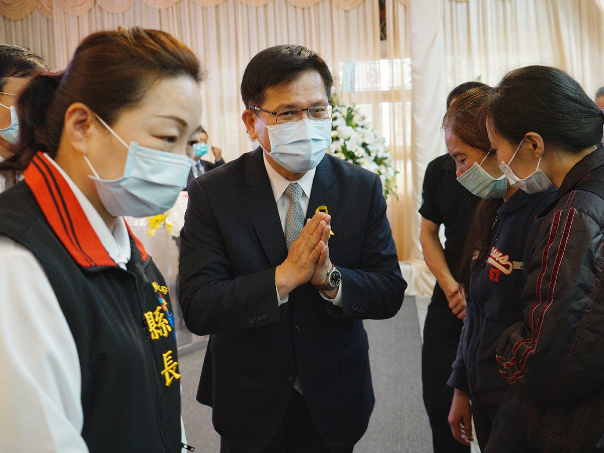 為台鐵太魯閣號事故負起政治責任並請辭獲准的交通部長林佳龍在台鐵0402台鐵408次列車事故聯合追思公祭，陪同罹難者家屬到公祭儀式最後，並雙手合十罹難者家屬致意。 圖：張良一/攝