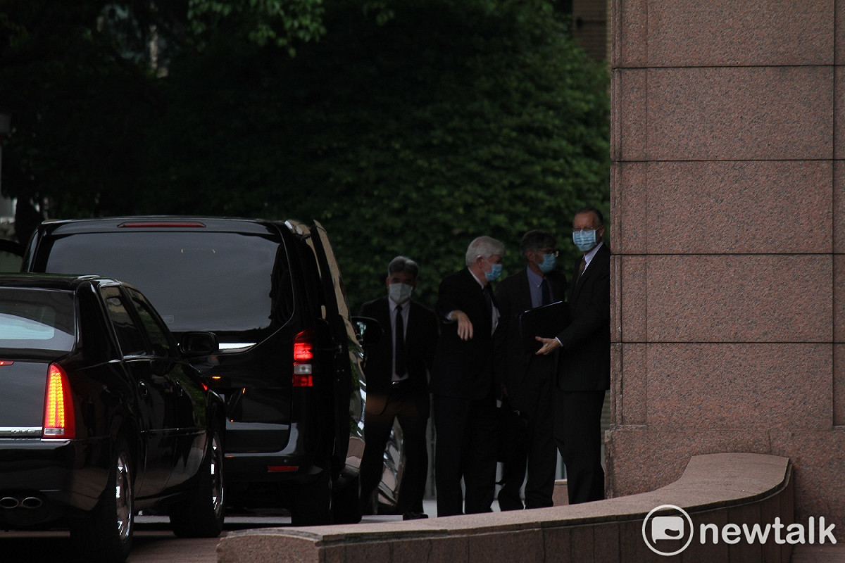 美國總統拜登派遣的資深訪團包括前聯邦參議員陶德、兩位前副國務卿阿米塔吉及史坦柏格等訪賓，今（15）天下午4:00到行政院拜會閣揆蘇貞昌。 圖：謝莉慧/攝