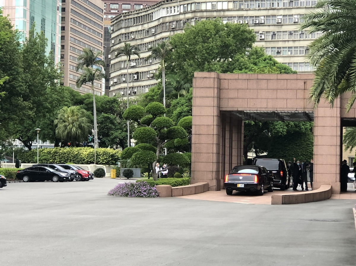 前聯邦參議員陶德（Christopher Dodd, D-CT）特別針對遠方等待拍攝畫面的大批記者們「揮手」致意。 圖：謝莉慧/攝