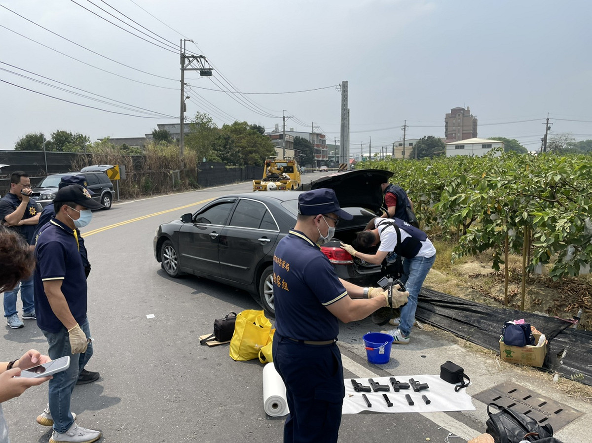 高雄市仁武分局於今（15）日在市警局各單位同仁努力查緝下，順利逮捕13日凌晨於仁武區的槍擊案吳姓開槍主嫌及開槍李嫌、開車撞門邱嫌等四嫌到案，截至目前已查獲涉案6車9人與4把改造手槍。 圖：高雄市警察局提供