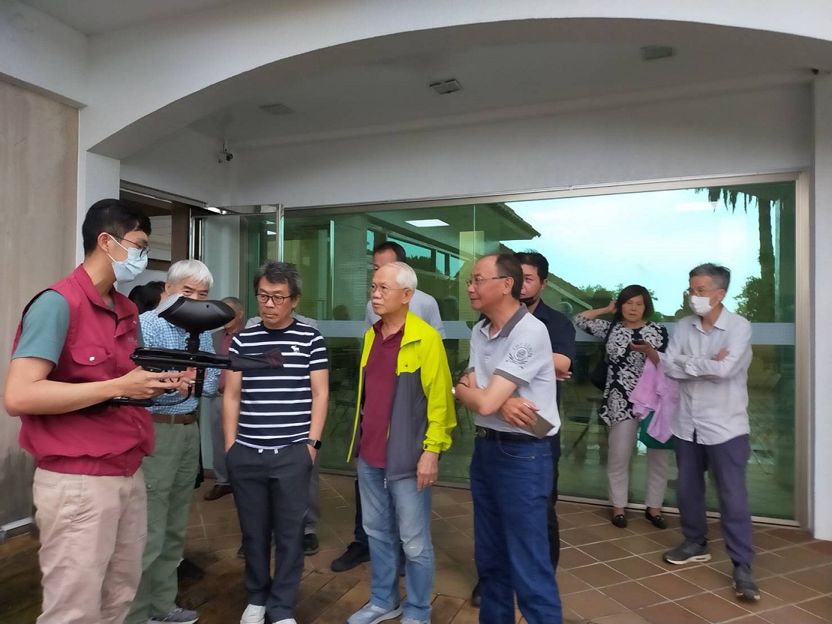 以漆彈槍驅離臺灣獼猴的教學示範。 圖：新北市動保處提供