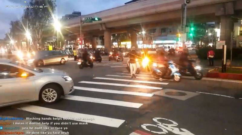 台灣「不禮讓行人」的交通亂象引起國外網友熱議。 圖：翻攝Reddit @andrewnefdotcom
