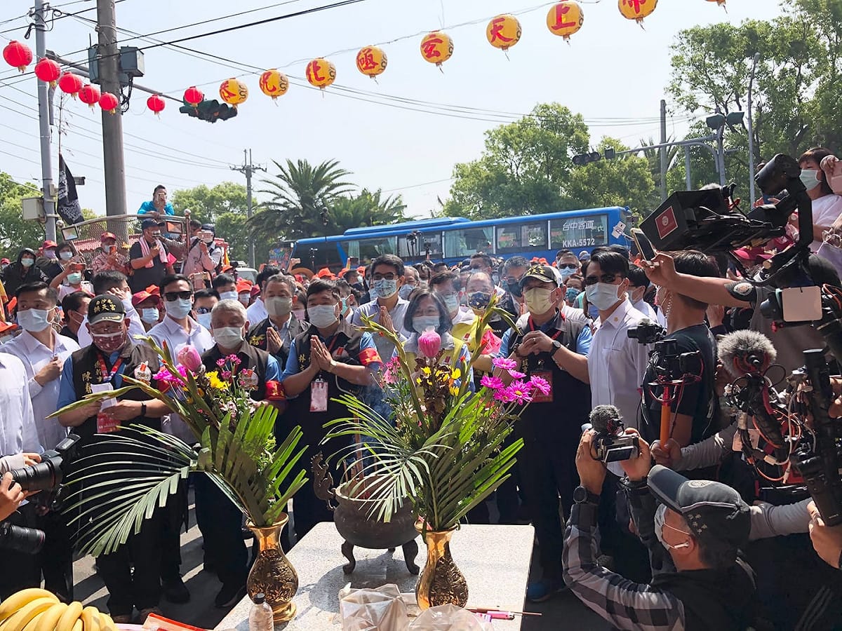 蔡英文今早抵達北港溝皂里真武殿牌樓香案處，迎接白沙屯媽祖鑾駕。 圖：取自白沙屯拱天宮臉書