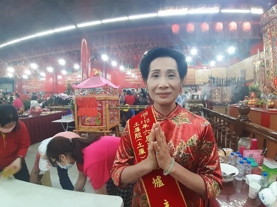 土庫街上盛傳，是現任六房媽土庫股紅壇爐主顏麗葉，帶隊跪在紅壇前中山路口，感動白沙屯媽祖停駕。 圖 : 黃淑玲