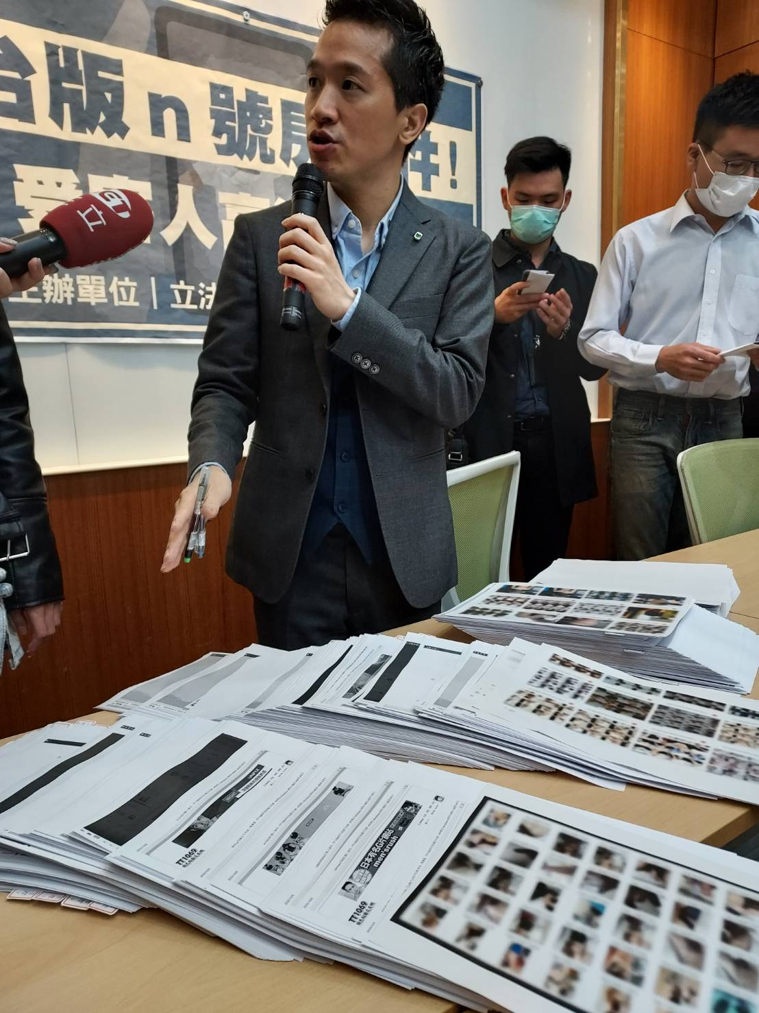 何志偉指出，受害者多達千人。 圖:陳佩君/攝