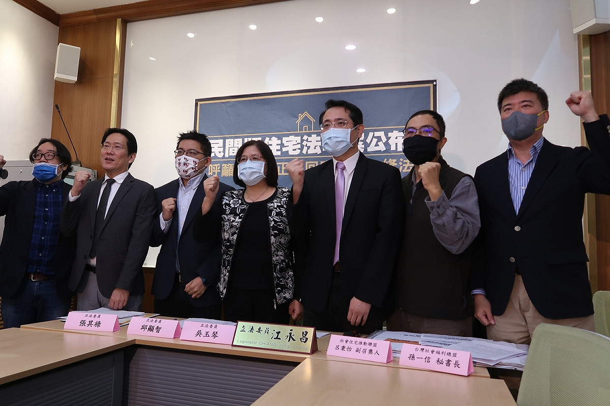 社會住宅推動聯盟與朝野立委高呼口號「住宅法完整修法」 圖：林朝億/攝